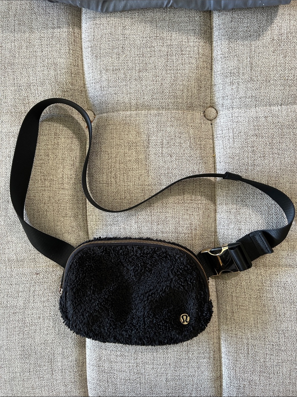 LULU LEMON EVERYWHERE FLEESE IN BLACK GOLD HARDWARE FANNY PACK CROSSBODY BAG - Picture 1 of 11